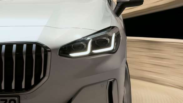BMW Série 2 Active Tourer avec U06 2021 projecteurs LED, gros plan à l’avant BMW Série 2 Active Tourer avec projecteurs LED U06 2021 Mineralweiß, gros plan à l’avant