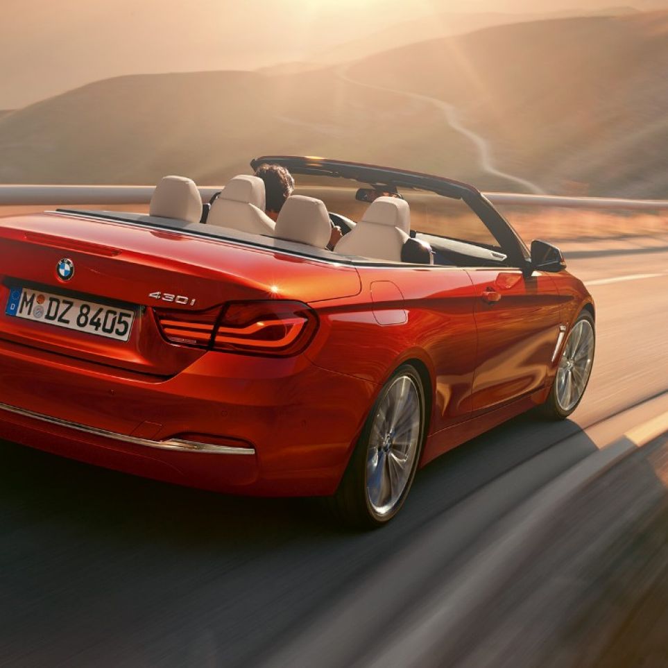 BMW Série 4 Cabrio en mouvement, vue arrière BMW Série 4 Cabrio en mouvement, vue arrière