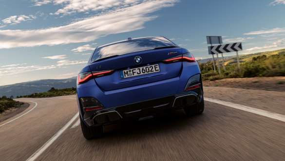 Suspension M adaptative BMW i4 M50 G26 2021 Suspension M adaptative BMW i4 M50 G26 2021 BMW Individual Frozen Portimao Blau vue en gros plan du côté avant