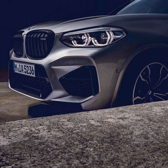 BMW X3 M Competition, vue de profil avant. Extérieur de la BMW X3 M Competition en Donington Grau metallic, vue de profil avant.