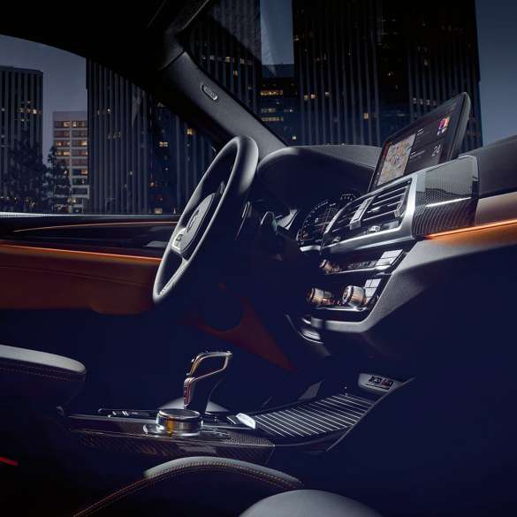 BMW X3 M Competition, habitacle exclusif. Intérieur de la BMW X3 M Competition, habitacle exclusif avec sièges M sport et volant M en cuir.