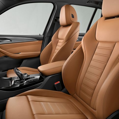 BMW X3 M40i et BMW X3 M40d, intérieur. BMW X3 M40i et BMW X3 M40d, intérieur sportif et confortable avec sièges sport.