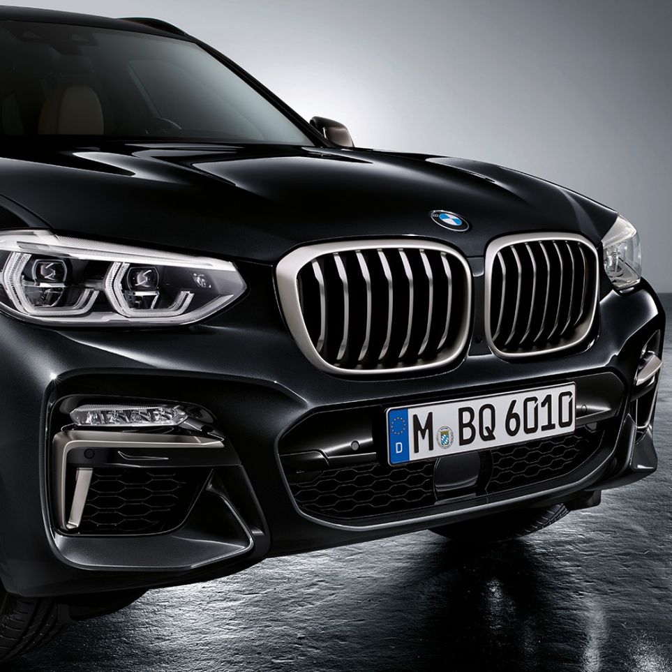 BMW X3 M40i et BMW X3 M40d, avant. Extérieur des BMW X3 M40i et BMW X3 M40d en Saphierschwarz metallic, avant avec éléments de design en Cerium Grey.