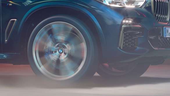 BMW X5 M50i et M50d avec suspension M adaptative. BMW X5 M50i et M50d avec suspension M adaptative en Carbonschwarz metallic, F95, vue en gros plan de la jante