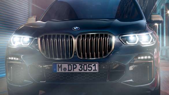 BMW Laserlight BMW X5 M50i et M50d BMW Laserlight, BMW X5 M50i et M50d en Carbonschwarz metallic G05, vue de trois quarts face