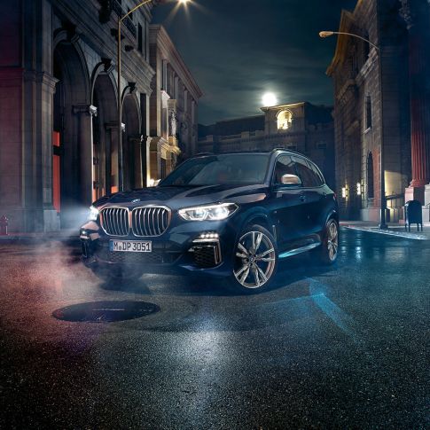 Phares des BMW X5 M50i et M50d Phares X Laserlight, BMW X5 M50i et M50d G05 en Carbonschwarz metallic, vue de trois quarts face
