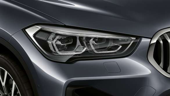 BMW X1 F48 LCI, phares LED adaptatifs. BMW X1 F48 LCI, gros plan des Adaptive LED Headlights.