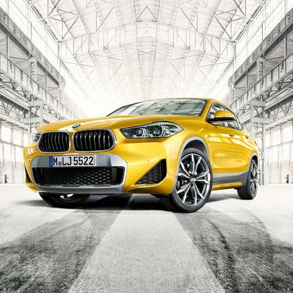 Vue de trois quarts avant de la BMW X2 F39 Vue de trois quarts avant de la BMW X2 2018 F39 Galvanic Gold metallic