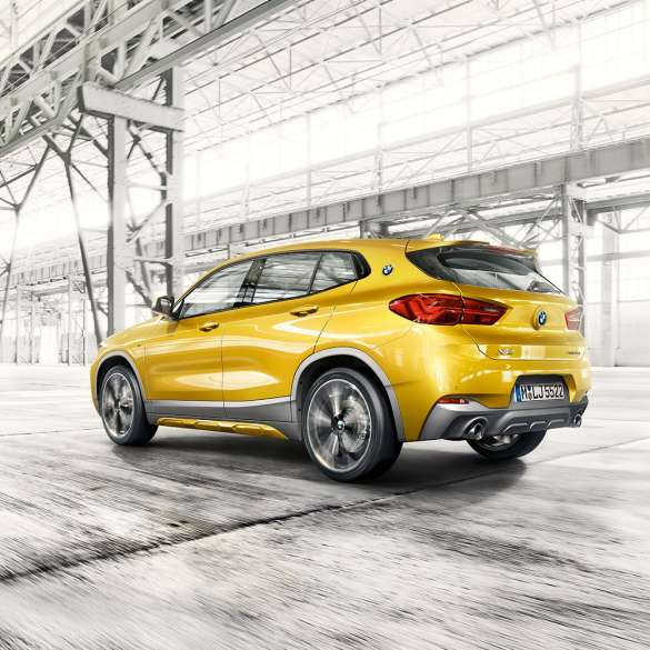 Vue de trois quarts de profil BMW X2 F39 BMW X2 2018 F39 Galvanic Gold metallic vue de trois quarts de profil