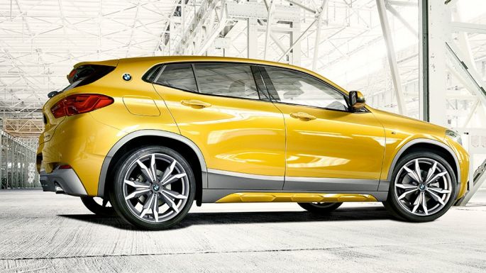Vue de profil de la BMW X2 F39 Vue de profil de la BMW X2 2018 F39 Galvanic Gold metallic