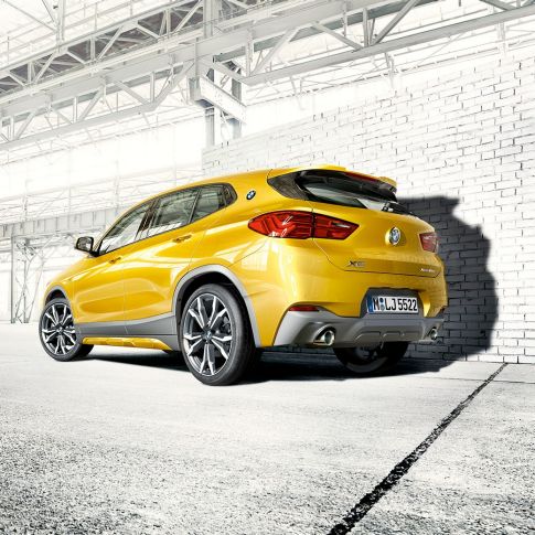 Vue arrière de la BMW X2 F39 Vue arrière de la BMW X2 2018 F39 Galvanic Gold metallic