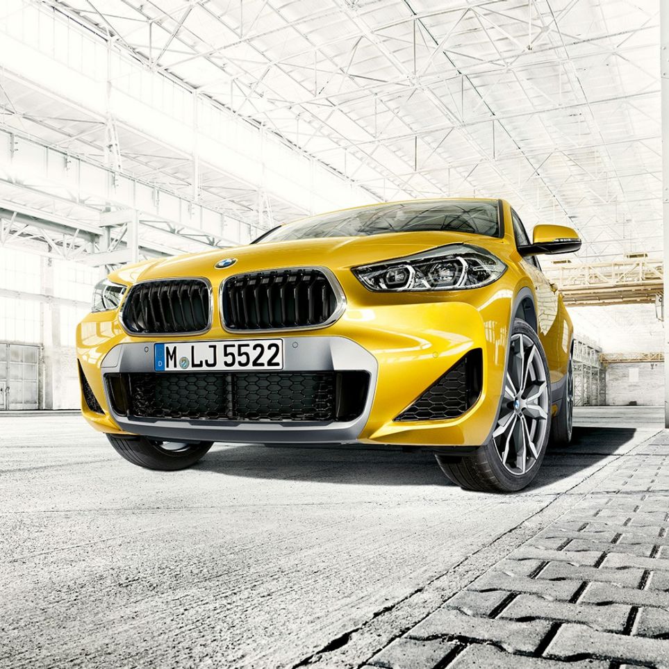 Doubles naseaux de la BMW X2 F39 BMW X2 2018 F39 Galvanic Gold metallic, vue avant des doubles naseaux