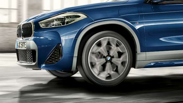 Vue en gros plan de trois quart arrière BMW X2 xDrive25e Plug-in Hybrid BMW X2 xDrive25e Plug-in Hybrid F39 2020 vue de trois quarts arrière en gros plan