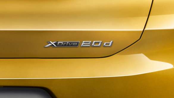 Vue arrière de la BMW X2 F39 Vue arrière de la BMW X2 xDrive 2018 F39 Galvanic Gold metallic