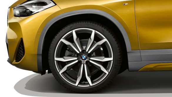 Bords des passages de roues de la BMW X2 F39 Vue de profil des bords des passages de roues de la BMW X2 2018 F39 Galvanic Gold metallic
