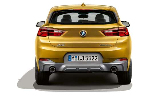 Vue arrière de la BMW X2 F39 Vue arrière de la BMW X2 2018 F39 Galvanic Gold metallic