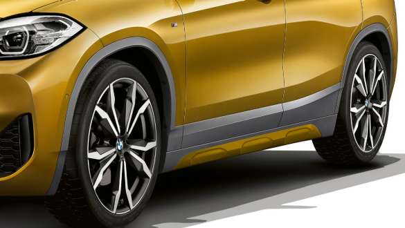 Bas de caisse de la BMW X2 F39 Bas de caisse de la BMW X2 2018 F39 Galvanic Gold metallic vue de trois quarts de profil
