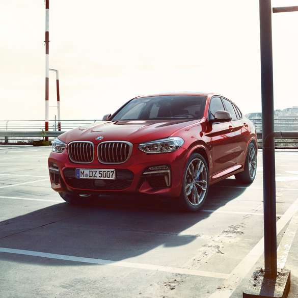 BMW X4 Extérieur BMW X4 M40i G02 2018 en Flamencorot Brillanteffekt Rot vue de trois quarts avant
