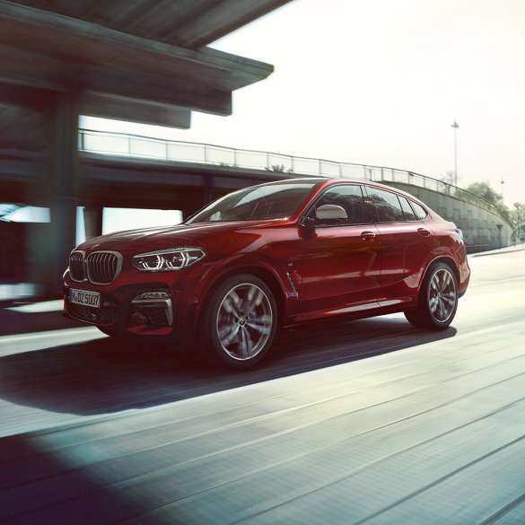 Avant dynamique de la BMW X4 BMW X4 M40i G02 2018 en Flamencorot Brillanteffekt Rot vue de trois quarts avant