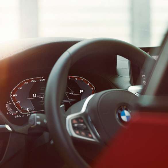 Poste de conduite de la BMW X4 BMW X4 G02 2018, vue en gros plan du poste de conduite