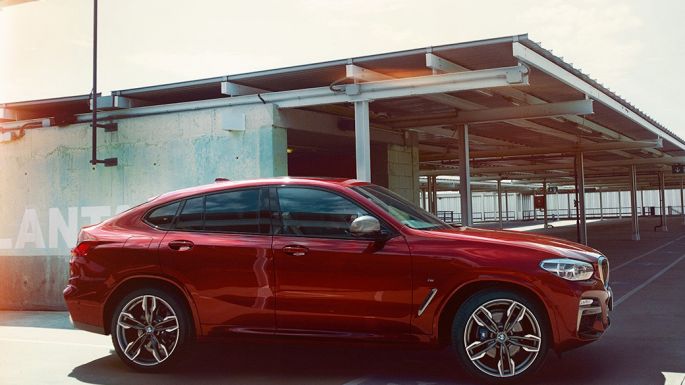 Silhouette sportive de la BMW X4 Silhouette sportive, BMW X4 M40i G02 2018 en Flamencorot Brillanteffekt Rot vue de profil