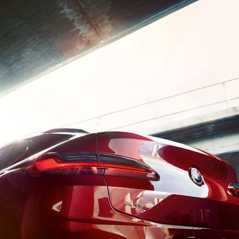 Feux arrière à technologie LED intégrale de la BMW X4 Feux arrière à technologie LED intégrale, BMW X4 M40i G02 2018 en Flamencorot Brillanteffekt Rot