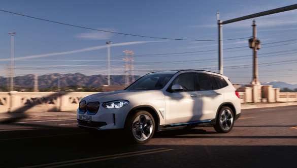 BMW IconicSounds Electric BMW iX3 G08 BMW IconicSounds Electric BMW iX3 G08 2020 en Mineralweiß metallic, en mouvement sur la route