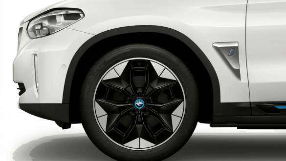 Jantes aérodynamiques 843" bicolores de la BMW iX3 G08 Jantes aérodynamiques 843 bicolores de 20" avec monte mixte BMW iX3 G08 2020 en Mineralweiß metallic, vue en gros plan de la jante