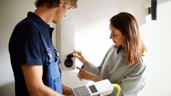 Services d’installatiService d’installation BMW – technicien de service avec une clienteon BMW