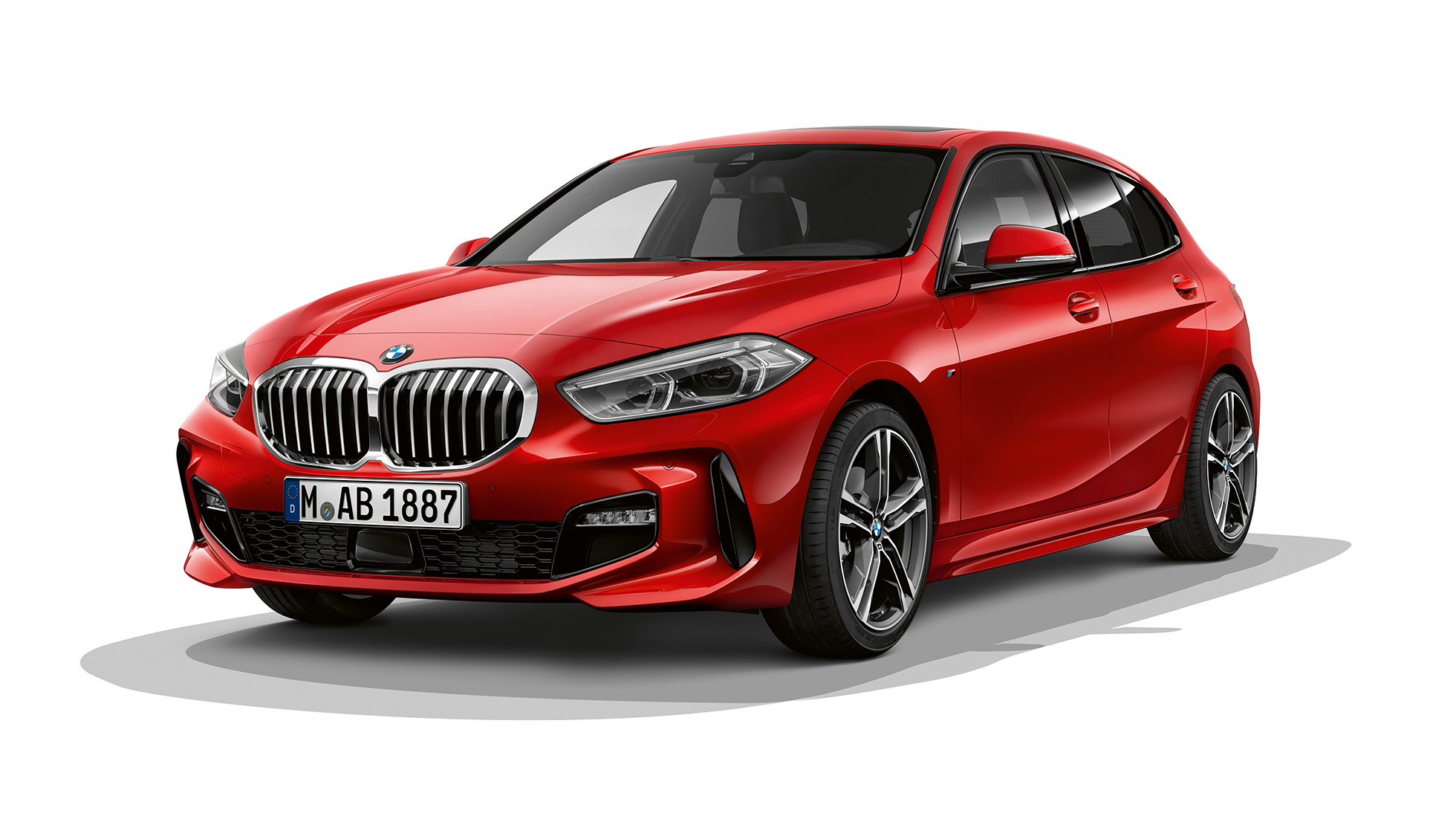 BMW Série 1, Modèle M Sport, vue de trois quarts avant BMW Série 1, Modèle M Sport en Melbourne Rot metallic, vue en studio de trois quarts avant