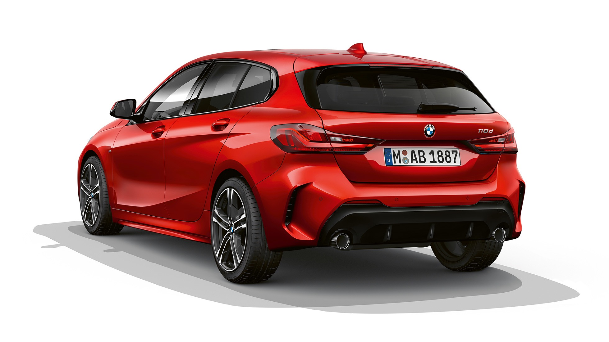 BMW Série 1, Modèle M Sport, vue de trois quarts arrière. BMW Série 1, Modèle M Sport en Melbourne Rot metallic, vue en studio de trois quarts arrière