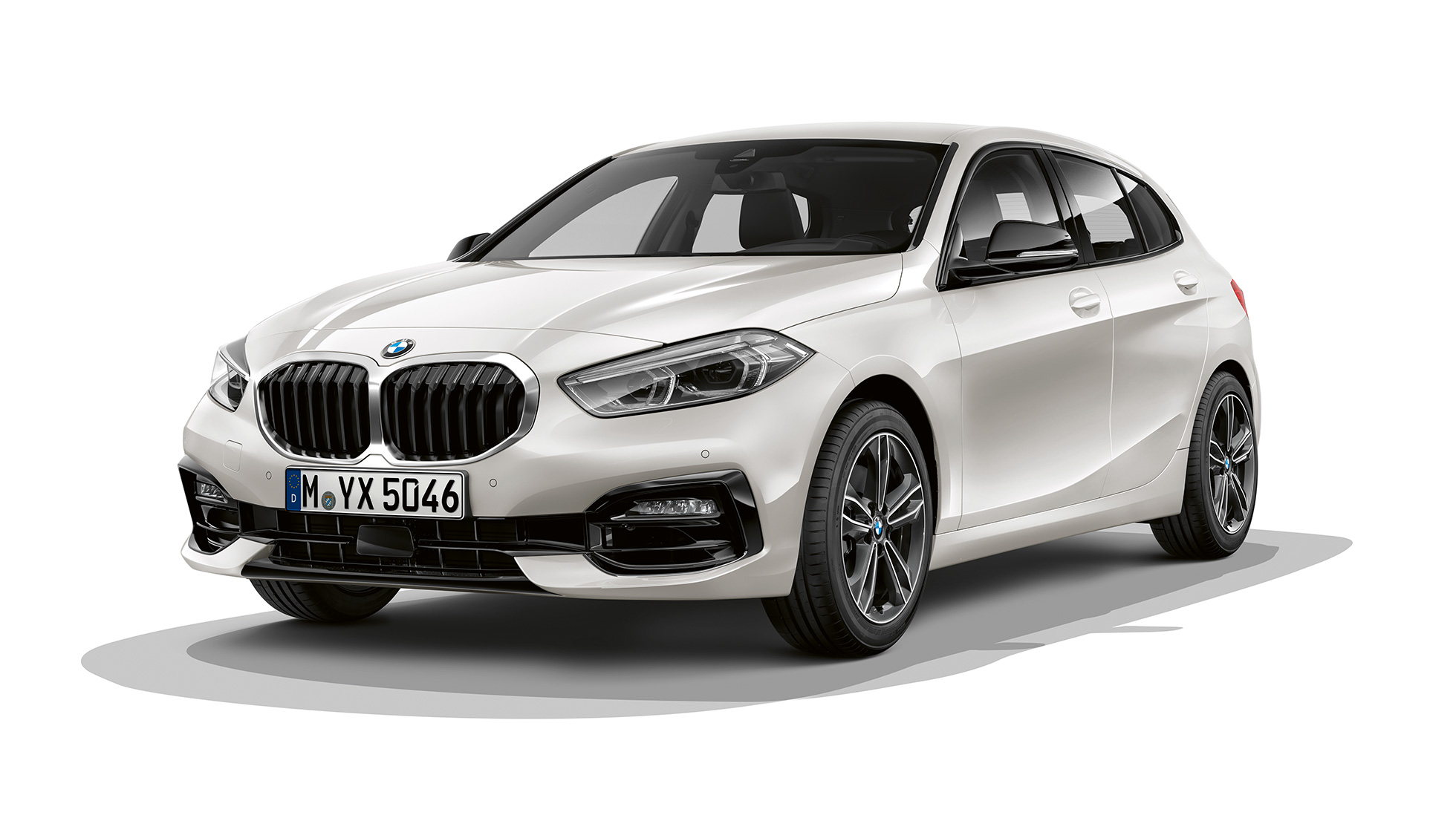 BMW Série 1, Modèle Sport, vue de trois quarts avant BMW Série 1, Modèle Sport en Mineralweiß metallic, vue en studio de trois quarts avant