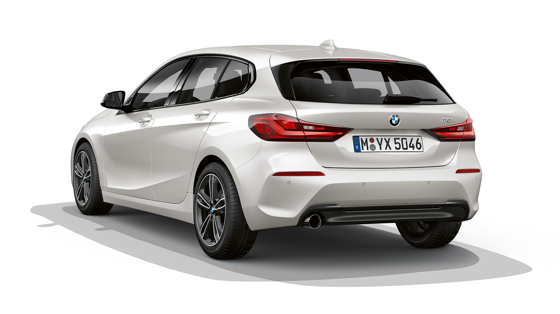 BMW Série 1, Modèle Sport, vue de trois quarts arrière. BMW Série 1, Modèle Sport en Mineralweiß metallic, vue en studio de trois quarts arrière