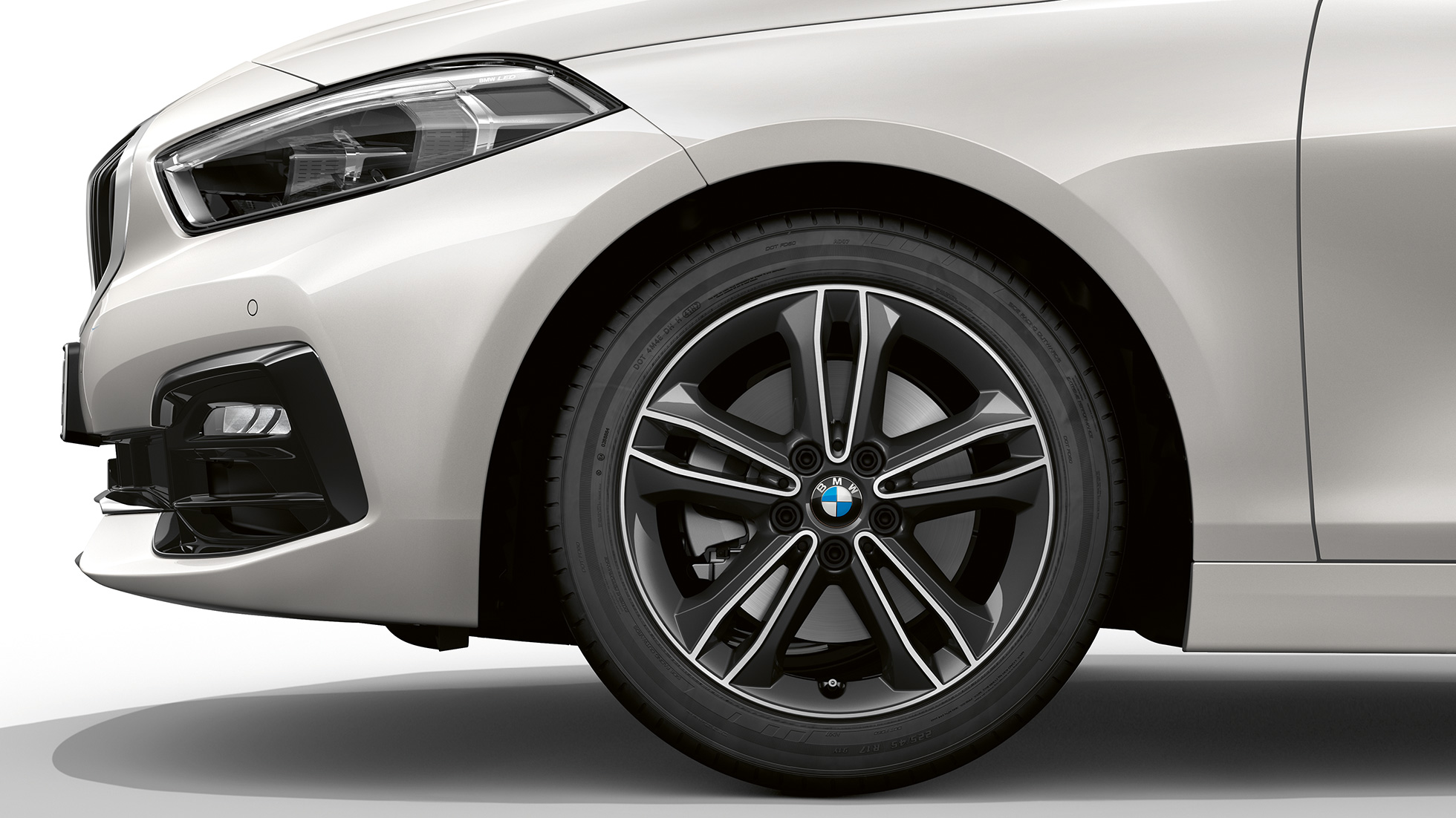 Jantes BMW 17" en alliage léger, à doubles rayons 549. BMW Série 1, Modèle Sport, en Mineralweiß metallic, vue de profil avant, avec jantes BMW 17" en alliage à doubles rayons 549.