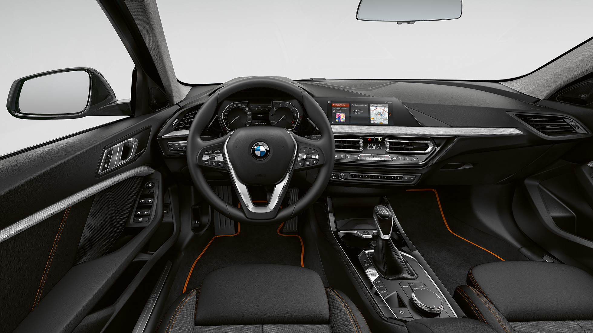Volant sport en cuir. BMW Série 1, Modèle Sport, poste de conduite avec volant Sport en cuir.