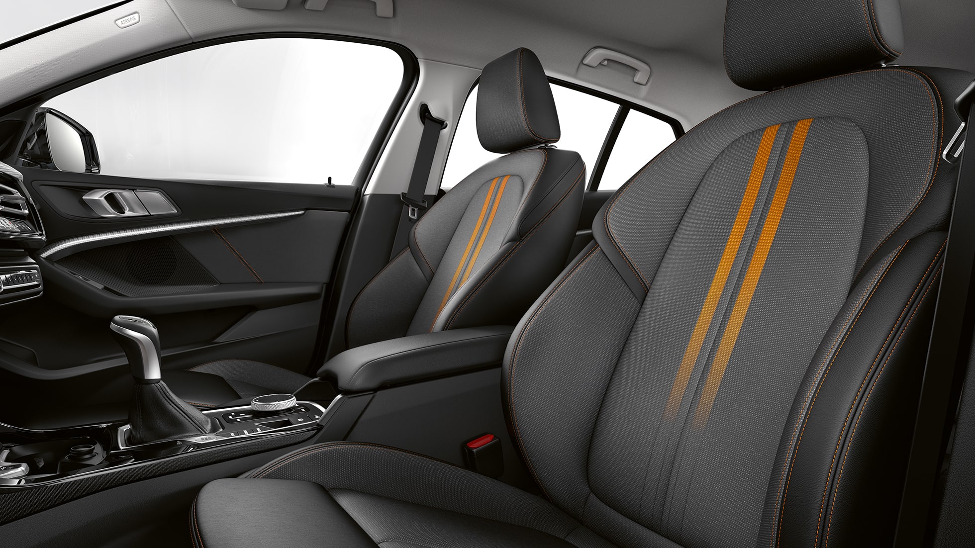 Sièges sport pour le conducteur et le passager avant BMW Série 1, Modèle Sport, habitacle avec sièges sport pour le conducteur et le passager avant.