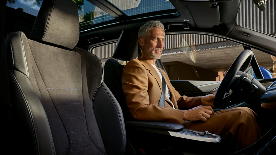 BMW Série 2 Active Tourer U06 2021 équipée de la technologie Mild-Hybrid BMW Série 2 Active Tourer U06 2021 équipée de la technologie Mild-Hybrid - poste de conduite avec une personne au volant