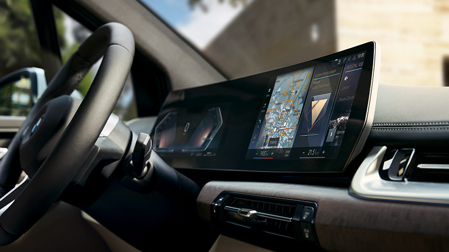 BMW Série 2 Active Tourer U06 2021 - BMW iDrive BMW Série 2 Active Tourer U06 2021 - SE BMW 8 du concept de commande BMW iDrive, gros plan du BMW Curved Display