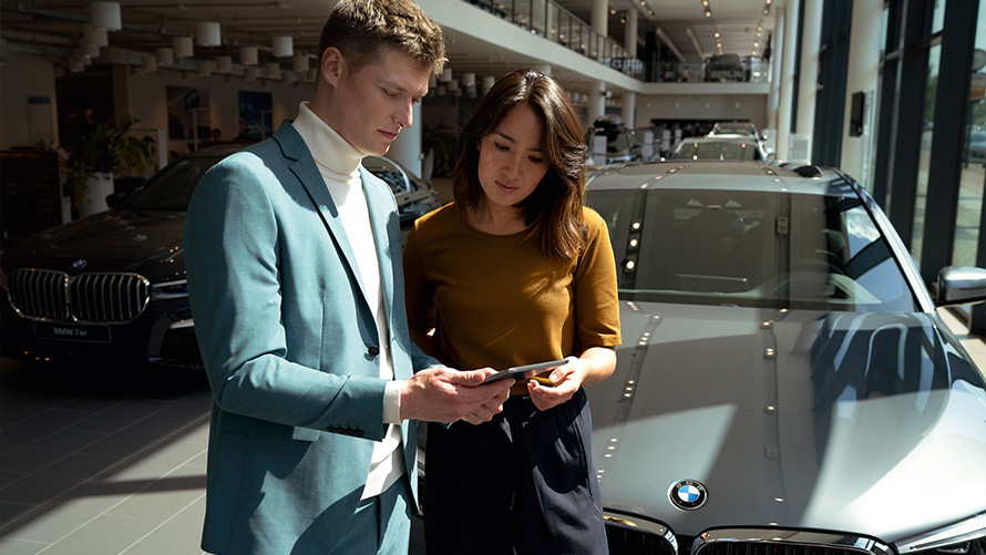 Collaborateur BMW en discussion avec une cliente Collaborateur BMW en discussion avec une cliente
