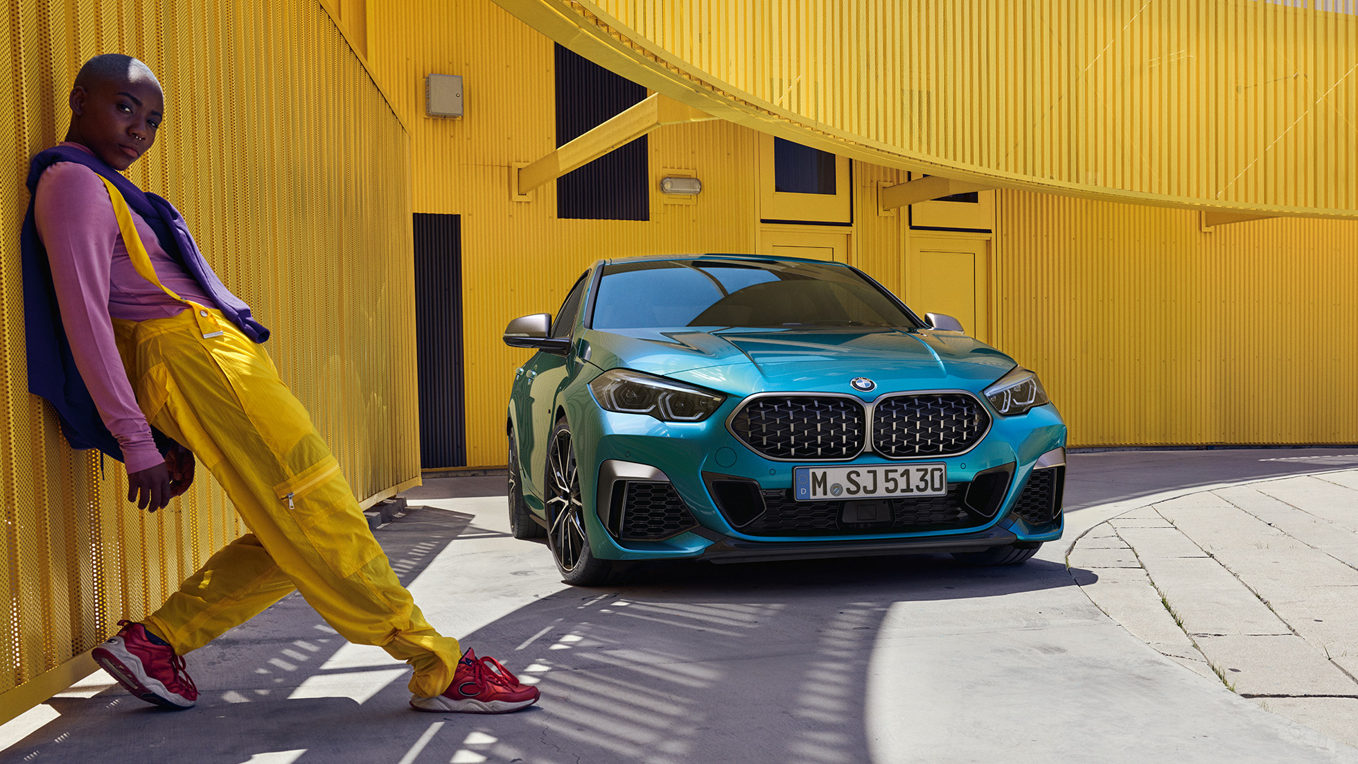 Avant BMW Série 2 Gran Coupé BMW Série 2 Gran Coupé avec doubles naseaux de style Mesh Snapper Rocks Blau metallic F44, vue de trois quarts face