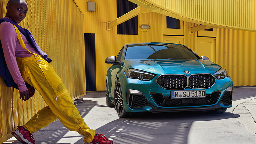 BMW Série 2 Gran Coupé F44 avec doubles naseaux de style Mesh Snapper Rocks Blau metallic F44, vue de trois quarts face