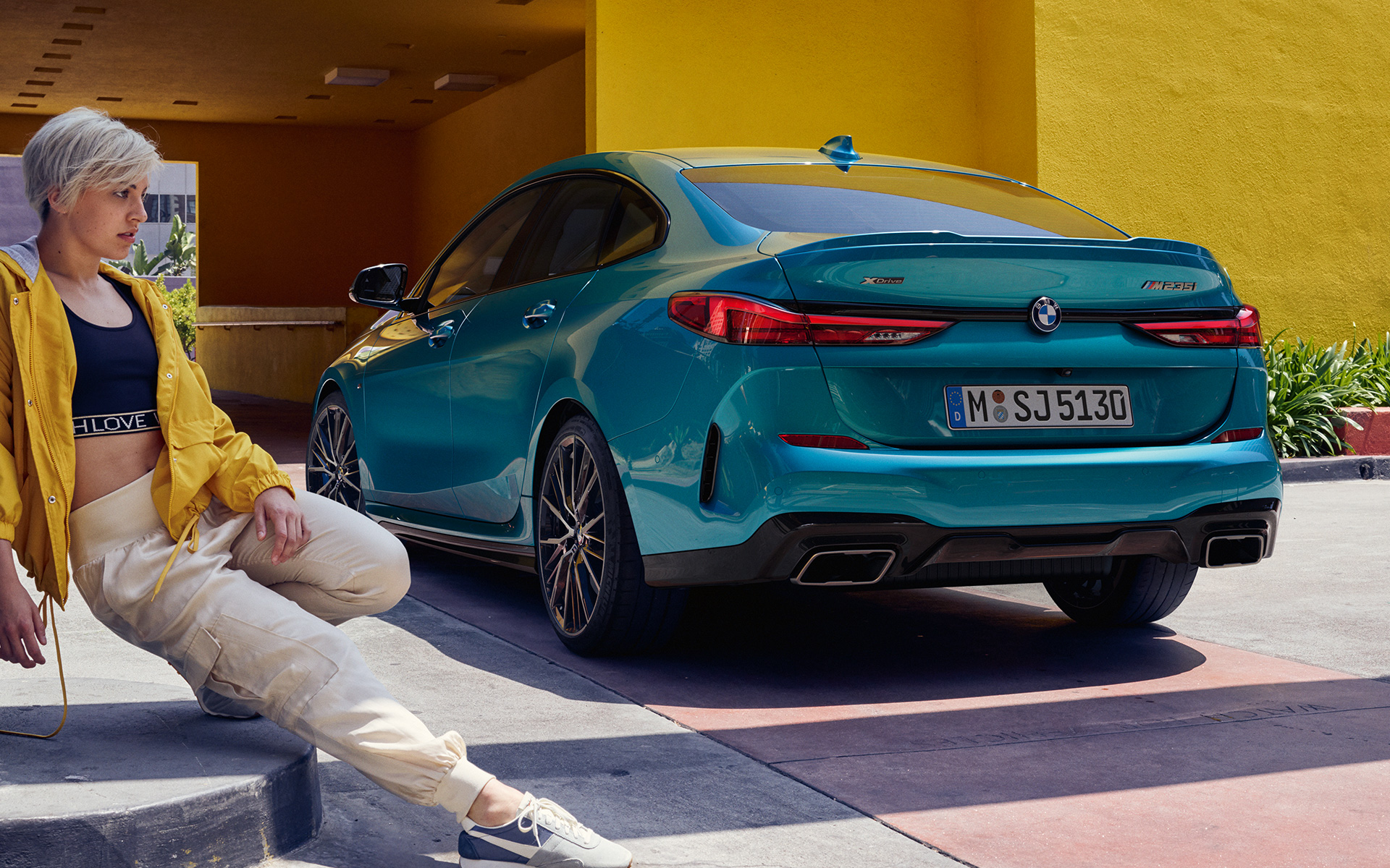 Arrière athlétique, BMW Série 2 Gran Coupé F44 Arrière athlétique, BMW Série 2 Gran Coupé F44 en Snapper Rocks Blau metallic, vue latérale de trois quarts