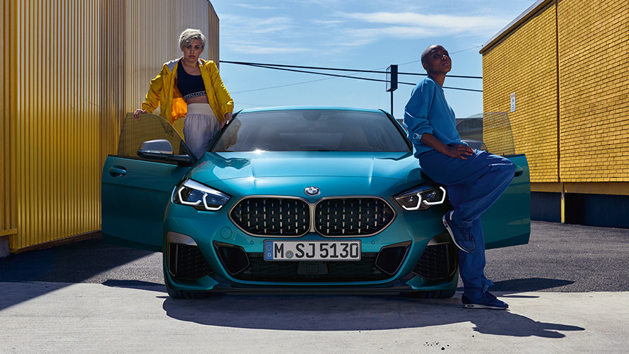 BMW Série 2 Gran Coupé F44, vue avant BMW Série 2 Gran Coupé F44 Snapper Rocks Blau metallic, vue avant avec portes ouvertes et deux personnes à bord de la voiture