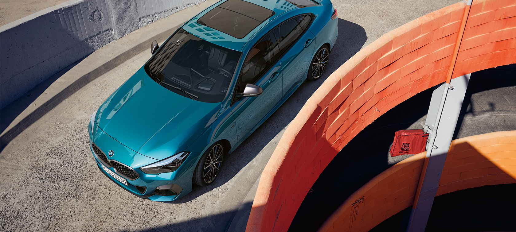 BMW Série 2 Gran Coupé F44, vue de trois quarts avant vue de haut BMW Série 2 Gran Coupé F44 Snapper Rocks Blau metallic, vue de trois quarts avant vue de haut sur le toit