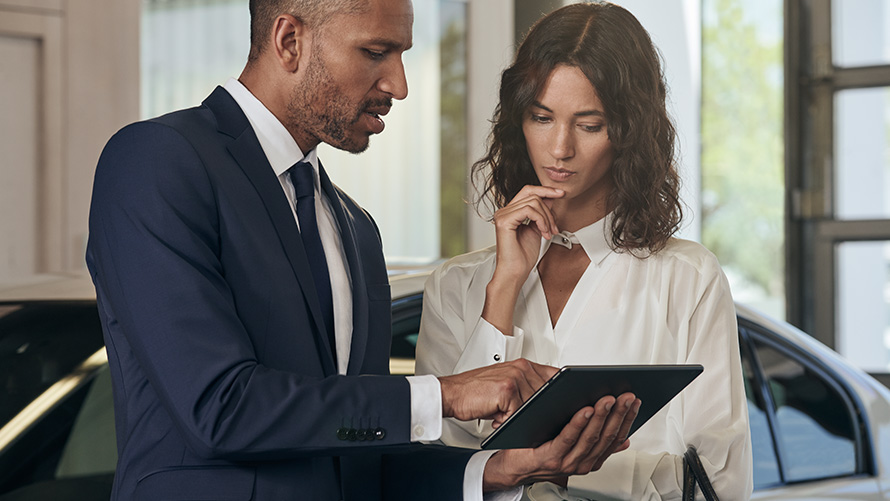 Le collaborateur de BMW conseille une cliente