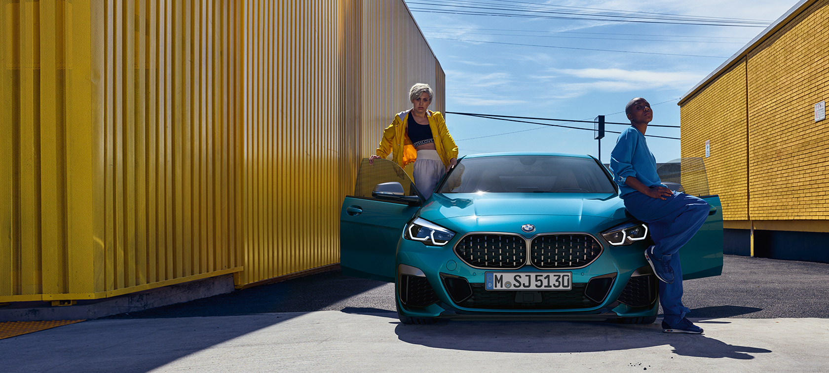 BMW Série 2 Gran Coupé F44, vue avant BMW Série 2 Gran Coupé F44 Snapper Rocks Blau metallic, vue avant avec portes ouvertes et deux personnes à bord de la voiture