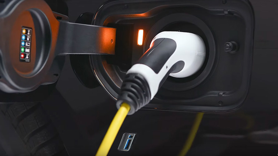 BMW Série 3 Berline G20 BMW Plug-in Hybrid avec câble de recharge branché vue en gros plan