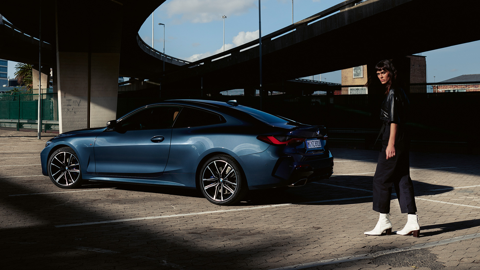 Vue de profil de la ligne de toit fluide de la BMW Série 4 Coupé G22 2020 BMW Série 4 Coupé G22 2020 Arctic Race Blue metallic, vue de profil de la ligne de toit fluide