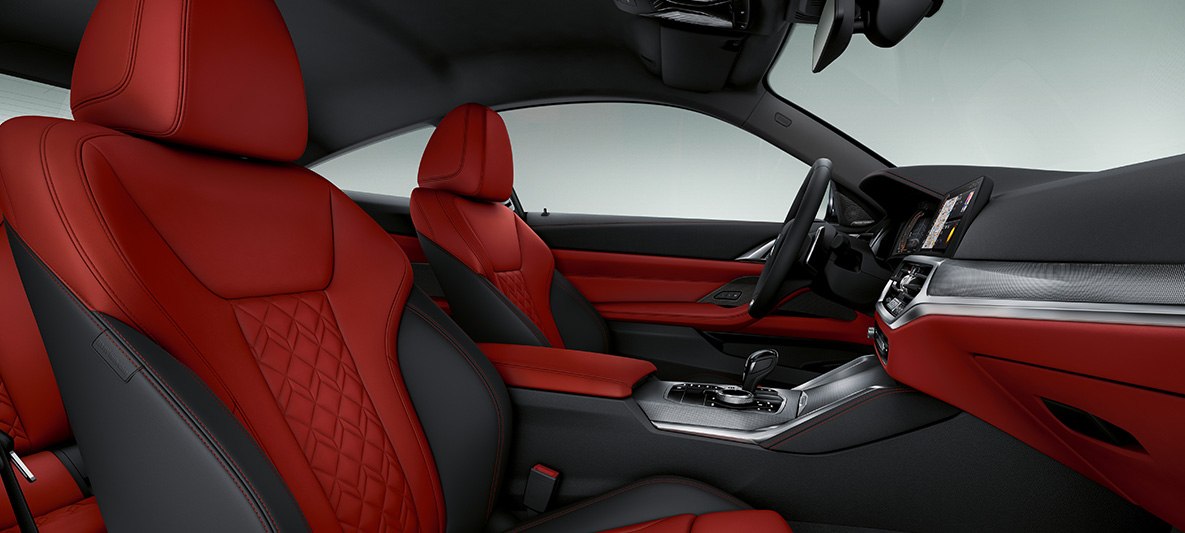 Revêtement intérieur en cuir Merino Fionarot/Schwarz BMW Série 4 Coupé Individual 2020 G22 habitacle Revêtement intérieur BMW Individual étendu en cuir Merino Fionarot/Schwarz BMW Série 4 Coupé Individual G22 2020 habitacle poste de conduite