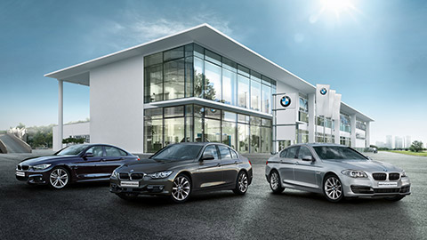 Voitures d'occasion BMW Série 4 devant un concessionnaire BMW